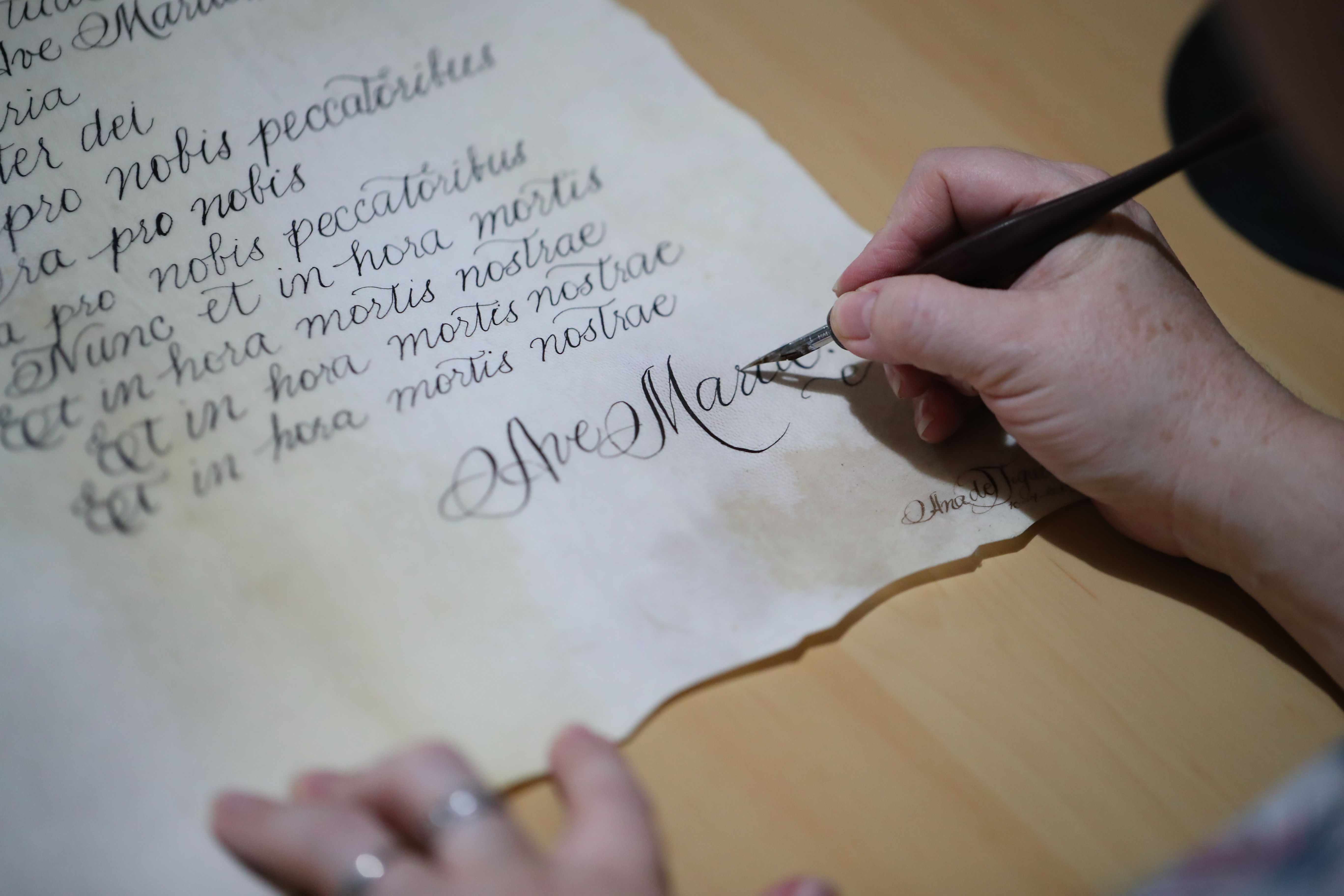 La caligrafía es un reto que lleva a las personas a descubrir un talento personal y a mantener momentos de relajación.  (Foto Prensa Libre: Carlos Hernández).

foto Carlos Hernndez
07/06/2021