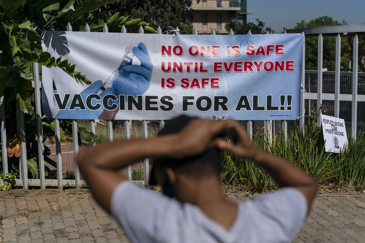 Carteles para fomentar la vacunación afuera de la sede de Pfizer en Sudáfrica, en Johannesburgo, el 11 de marzo de 2021. (Foto Prensa Libre: Joao Silva/The New York Times)