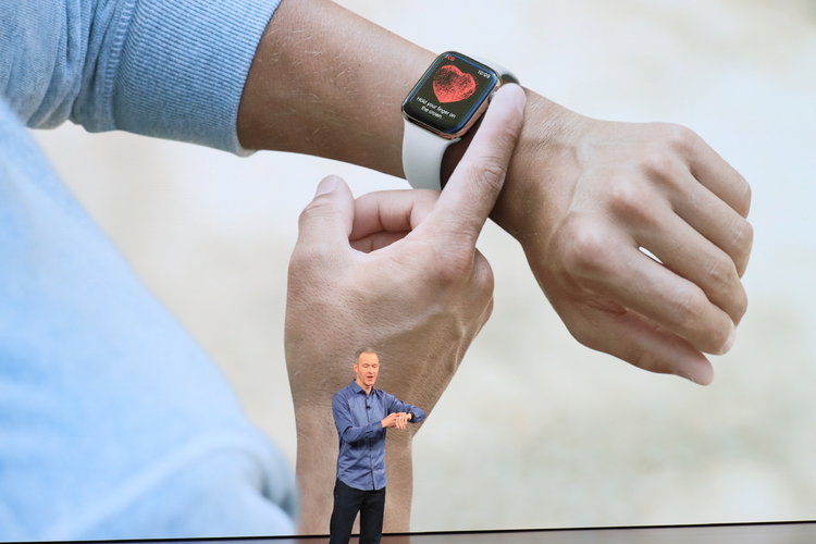 Jeff Williams, director de operaciones de Apple, habla sobre las funciones de electrocardiograma en el Apple Watch Series 4, en el Teatro Steve Jobs en Cupertino, California, el 12 de septiembre de 2018. (Jim Wilson/The New York Times)