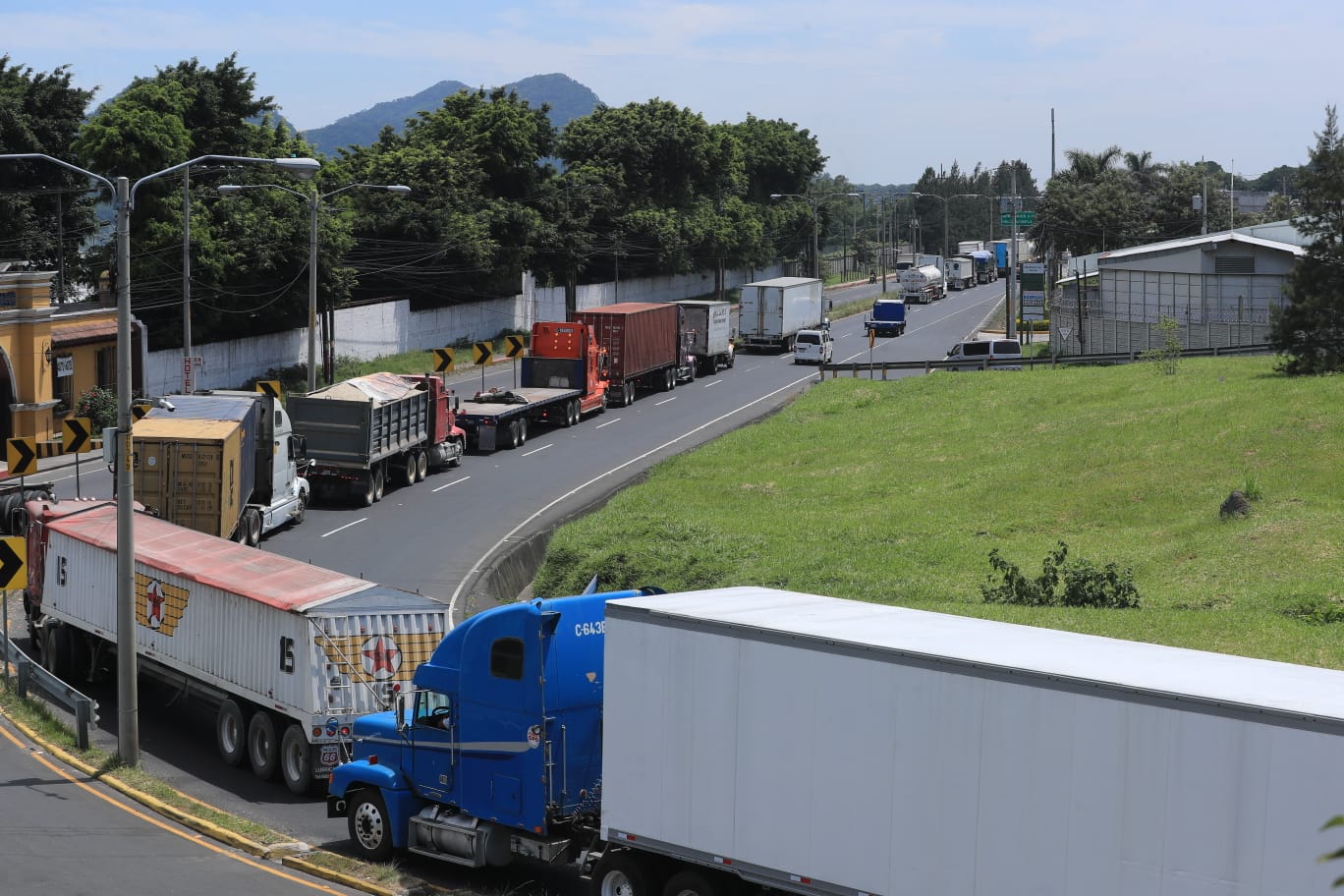 Cámaras dicen que los bloqueos afectan, en primer lugar, el abastecimiento de productos. (Foto Prensa Libre: Juan Diego González)