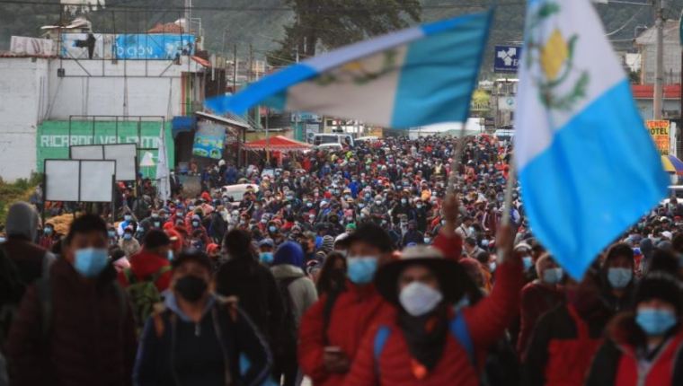 Las recientes jornadas de manifestaciones han ido de la mano con bloqueos en carreteras en la provincia y en la ciudad. Fotografía: Prensa Libre. 