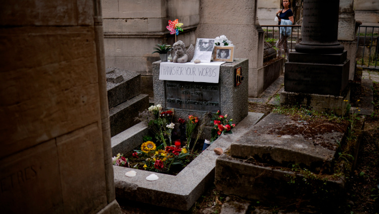 -FOTODELDÍA-PARÍS (FRANCIA), 03/07/2021.- Tumba del cantante y compositor estadounidense Jim Morrison en el cementerio parisino Pere Lachaise a donde cientos de fanáticos y seguidores han asistido este sábado para conmemorar el 50 aniversario de su muerte. James Douglas Morrison, también conocido como Jim Morrison, vocalista de la banda de rock The Doors, murió el 03 de julio de 1971 en París por causas desconocidas. EFE/EPA/YOAN VALAT