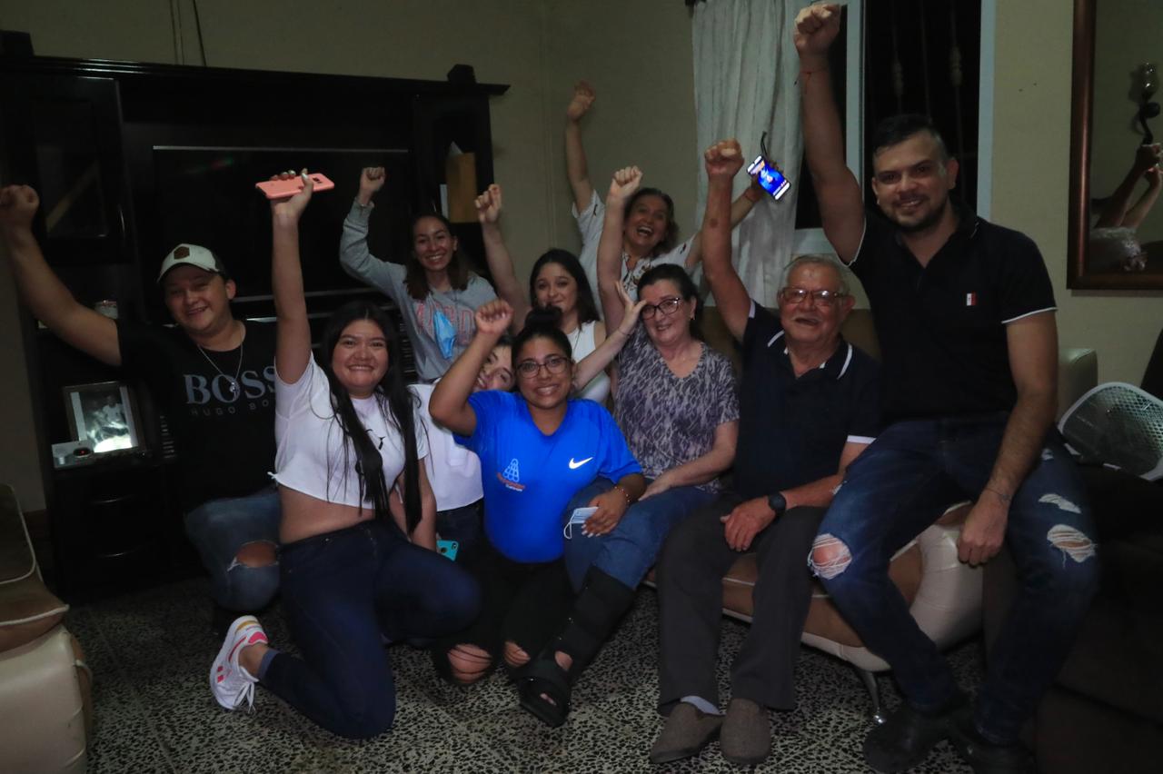 La familia de Kevin Cordón celebró la clasificación del zurdo de oro a las semifinales del bádminton en los Juegos Olímpicos de Tokio 2020. Foto Prensa Libre: Elmer Vargas. 