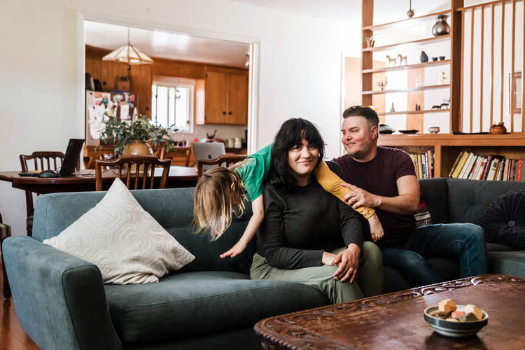 Maria Rapier, en el centro, con su esposo, Beau Rapier, y su hija Guinevere en su casa de Oakland, California, el domingo 18 de julio de 2021. (Carolyn Fong/The New York Times)