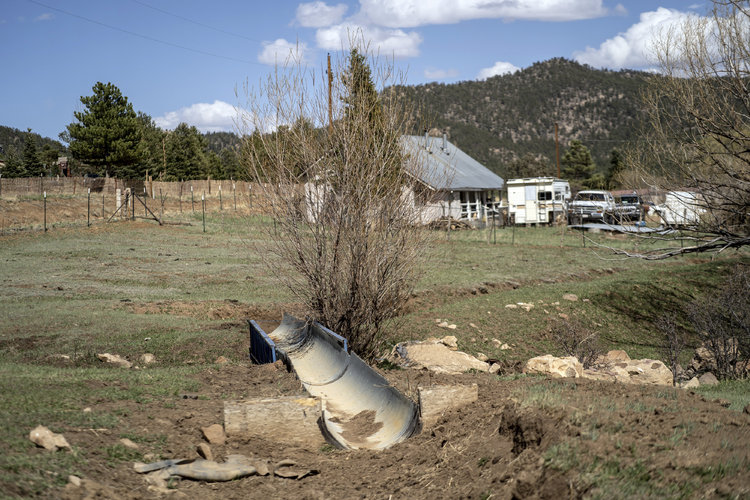 Acequias secas en la propiedad de Harold Trujillo en Ledoux, Nuevo México, el 27 de abril de 2021. (Foto Prensa Libre: Ramsay de Give/The New York Times).
