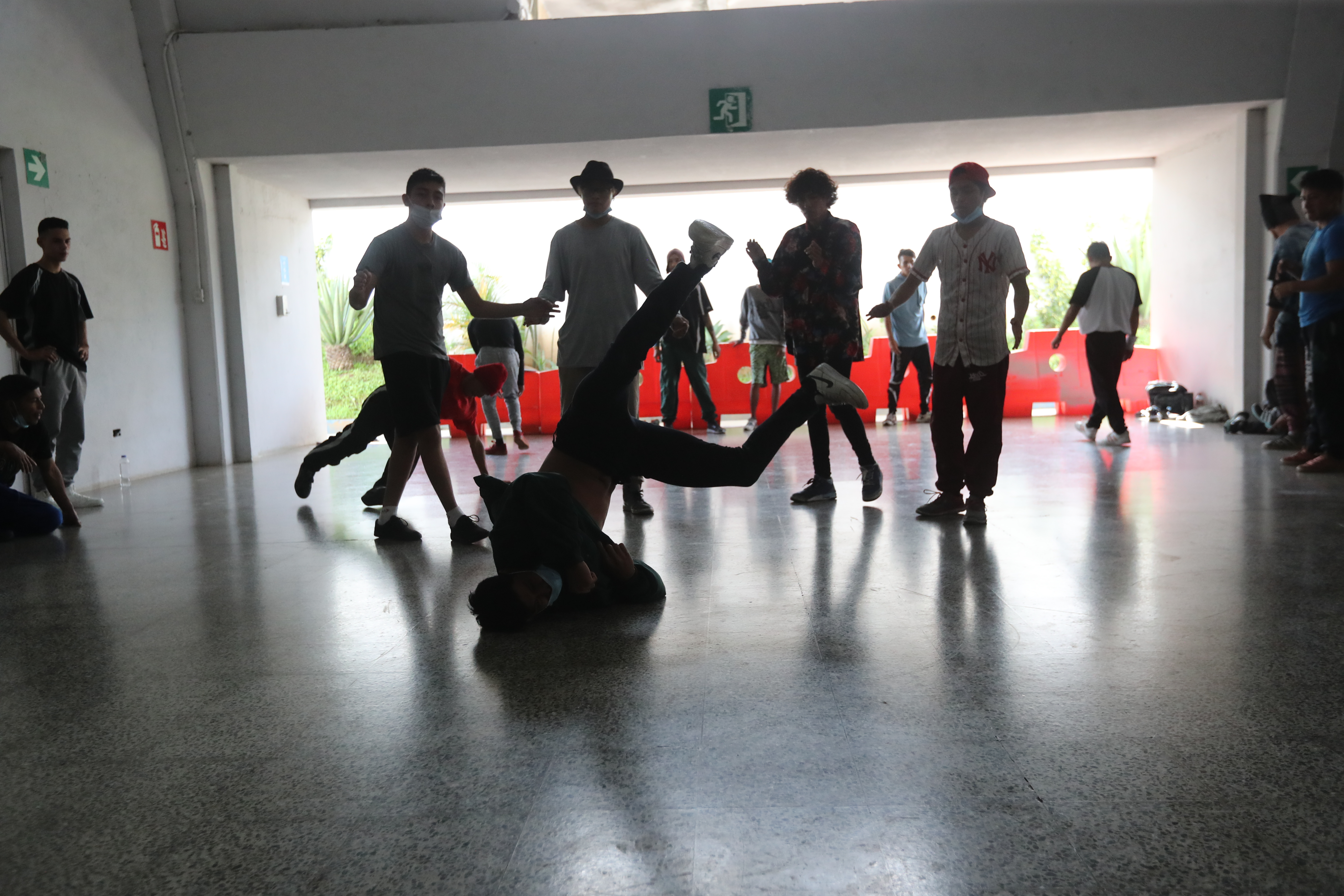 Niños y jóvenes practican break dance en el parque Érick Barrondo. Foto Prensa Libre: Érick Ávila. 
