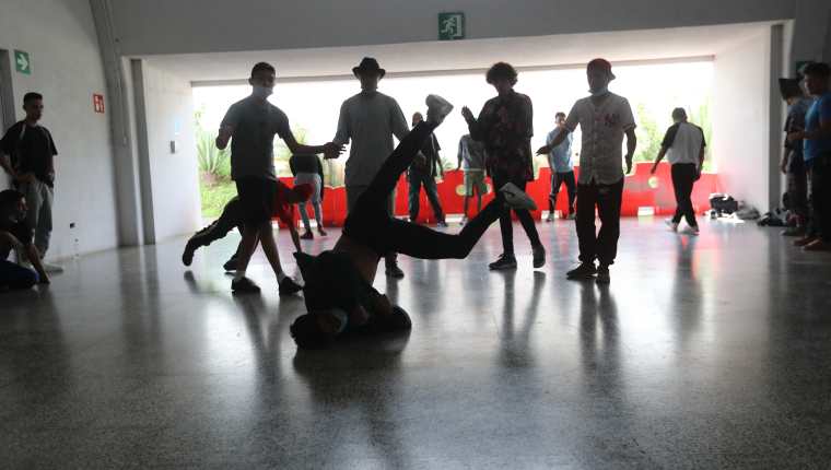 Niños y jóvenes practican break dance en el parque Érick Barrondo. Foto Prensa Libre: Érick Ávila. 