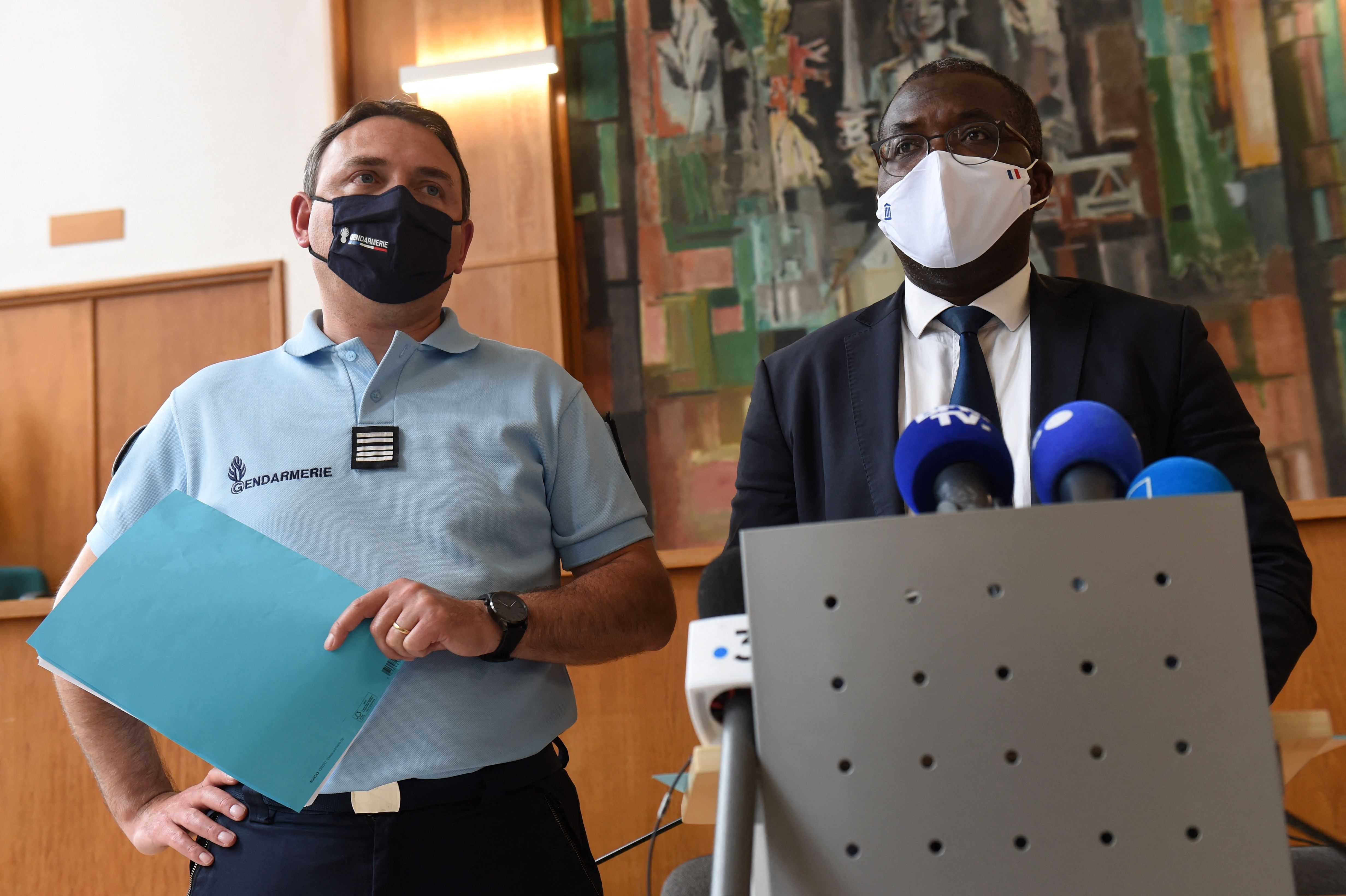 El fiscal Camille Miansoni, de la ciudad de Brest, y el comandante de la Gendarmería de la región de Britania, Nicolas Duvinage, dieron algunos detalles sobre la mujer que se entregó cuatro días después de haber provocado un accidente en el Tour de Francia. Foto Prensa Libre: AFP.