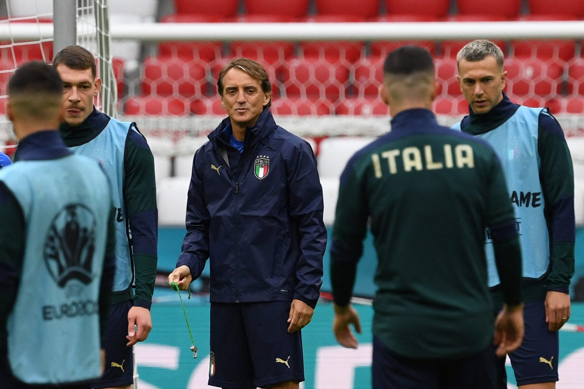 Italy's coach Roberto Mancini (C) leads an MD-1 training session at the Allianz Arena in Munich on July 1, 2021, on the eve of their UEFA EURO 2020 quarter-final football match against Belgium. (Photo by Christof STACHE / AFP)