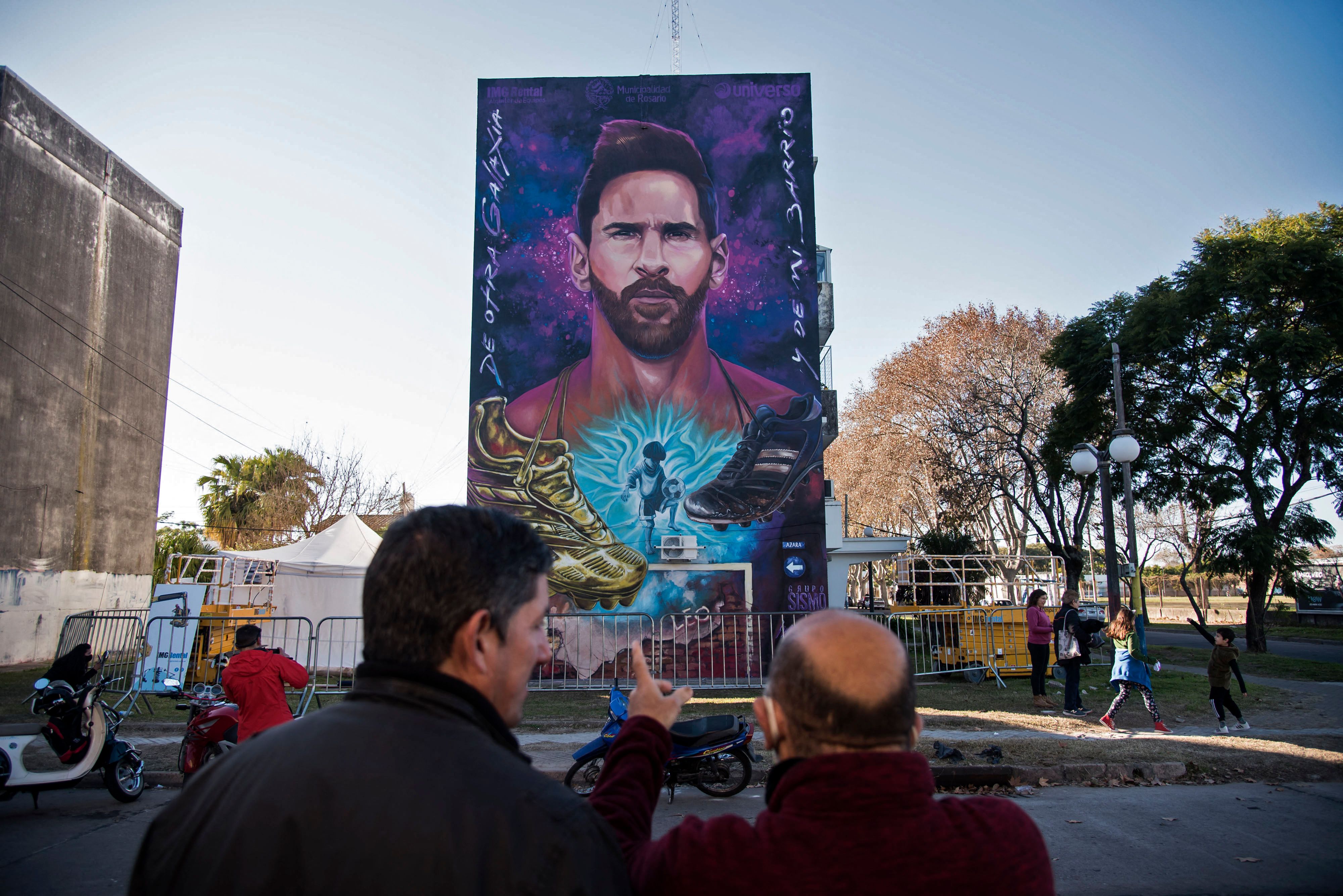 El rostro de Messi luce en el el barrio de La Bajada, en Rosario, donde comenzó a jugar al futbol con la playera de Newell’s. (Foto Prensa Libre: AFP).
