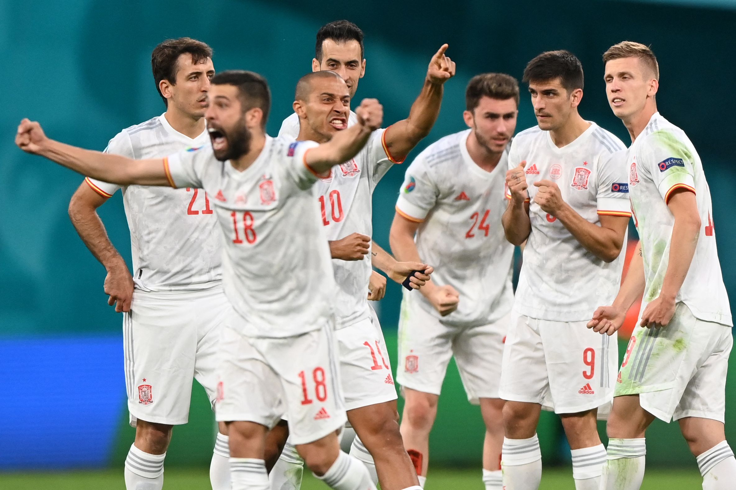 Spain's players celebrates winning the UEFA EURO 2020 quarter-final football match between Switzerland and Spain at the Saint Petersburg Stadium in Saint Petersburg on July 2, 2021. (Photo by Kirill KUDRYAVTSEV / POOL / AFP)