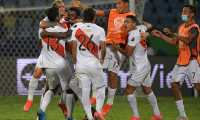 Peru's Miguel Trauco (2nd L)celebrates with teammates after scoring the winning goal during the penalty shootout of the Conmebol 2021 Copa America football tournament quarter-final match between Peru and Paraguay at the Olympic Stadium in Goiania, Brazil, on July 2, 2021. (Photo by NELSON ALMEIDA / AFP)