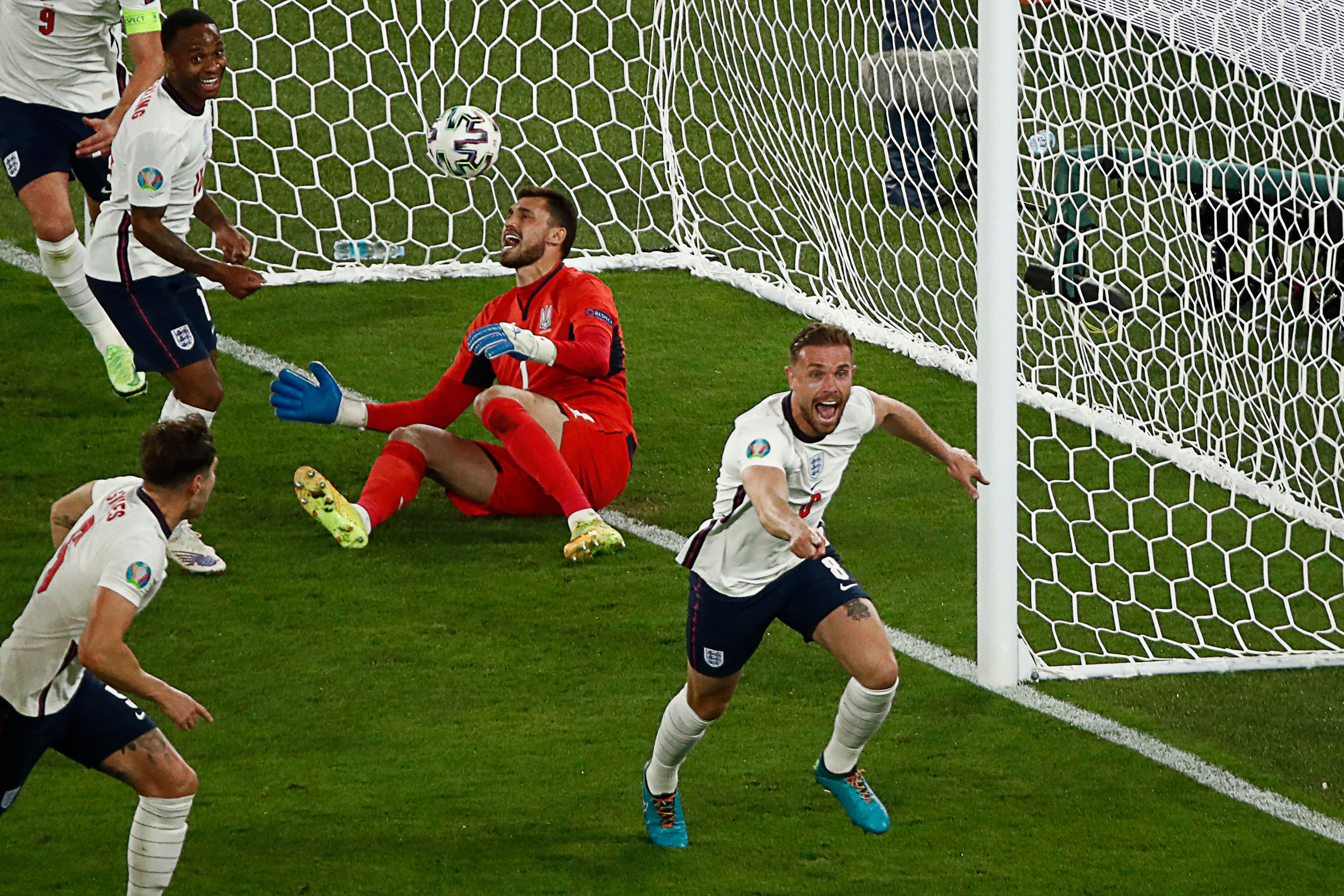 El mediocentro inglés, Jordan Henderson, celebra el cuarto gol de su equipo ante Ucrania en Roma. (Foto Prensa Libre: AFP)