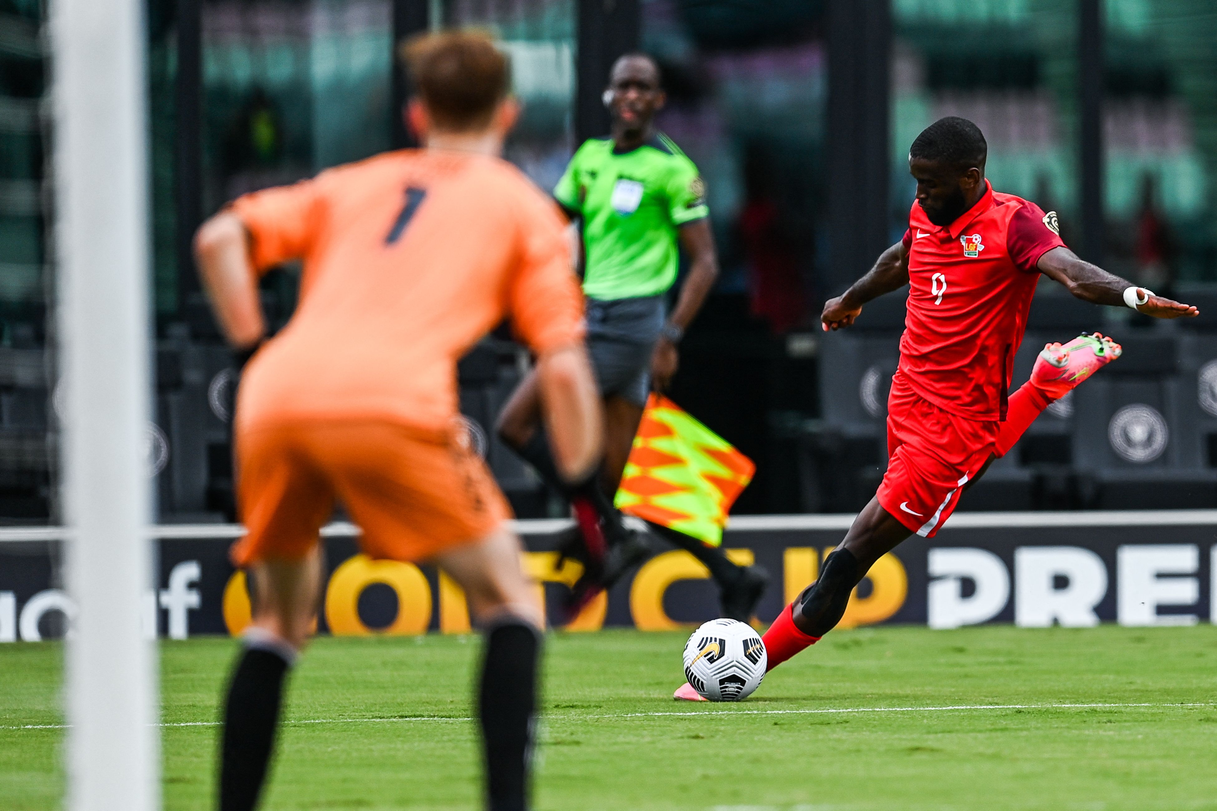 El delantero de Guadalupe, Raphael Mirval tira a gol durante la victoria ante Bhamas conseguida en Fort Lauderdale, Florida.(Foto Prensa Libre: AFP)