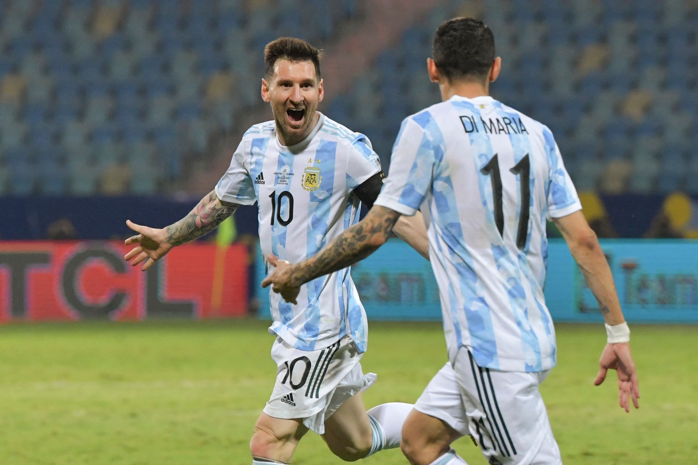 Lionel Messi celebra con Ángel Di María después de anotarle un golazo a Ecuador. Foto Prensa Libre: AFP.