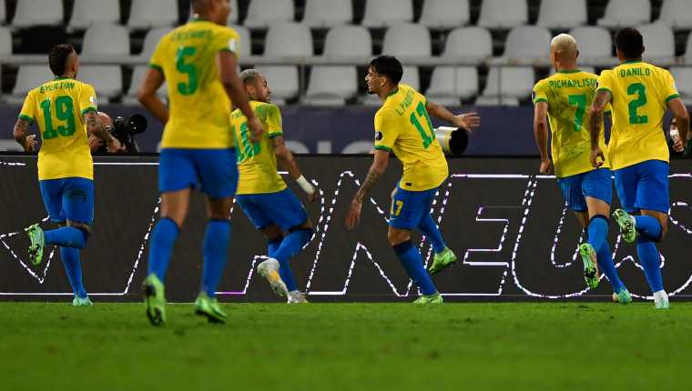 Lucas Paqueta celebra el único gol de Brasil frente a Perú que le valió para avanzar a la final de la Copa América. (Foto Prensa Libre: AFP).