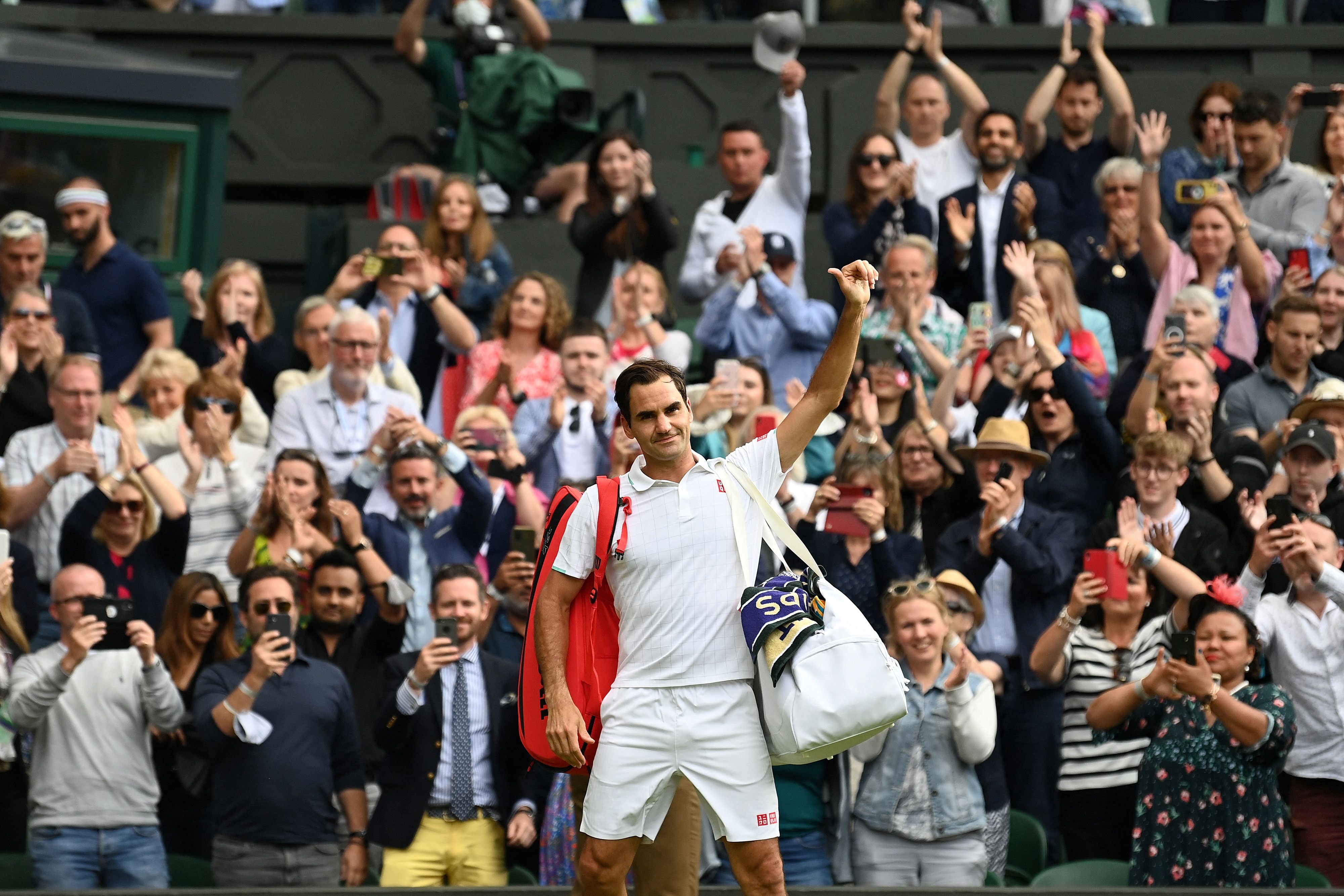 El suizo Roger Federer se marcha después de perder ante el polaco Hubert Hurkacz durante durante los cuartos de final del torneo de  Wimbledon. Foto Prensa Libre: AFP.