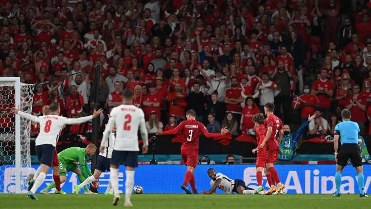 Los jugadores de Dinamarca reclaman, después de que se marcó la pena máxima por una supuesta falta contra Sterling. (Foto Prensa Libre: AFP).