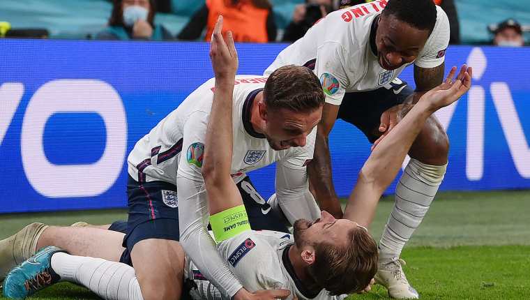 El delantero inglés Harry Kane (C) celebra con sus compañeros después de marcar el penal que les dio el pase a la final ante Italia. Foto Prensa Libre:  AFP.