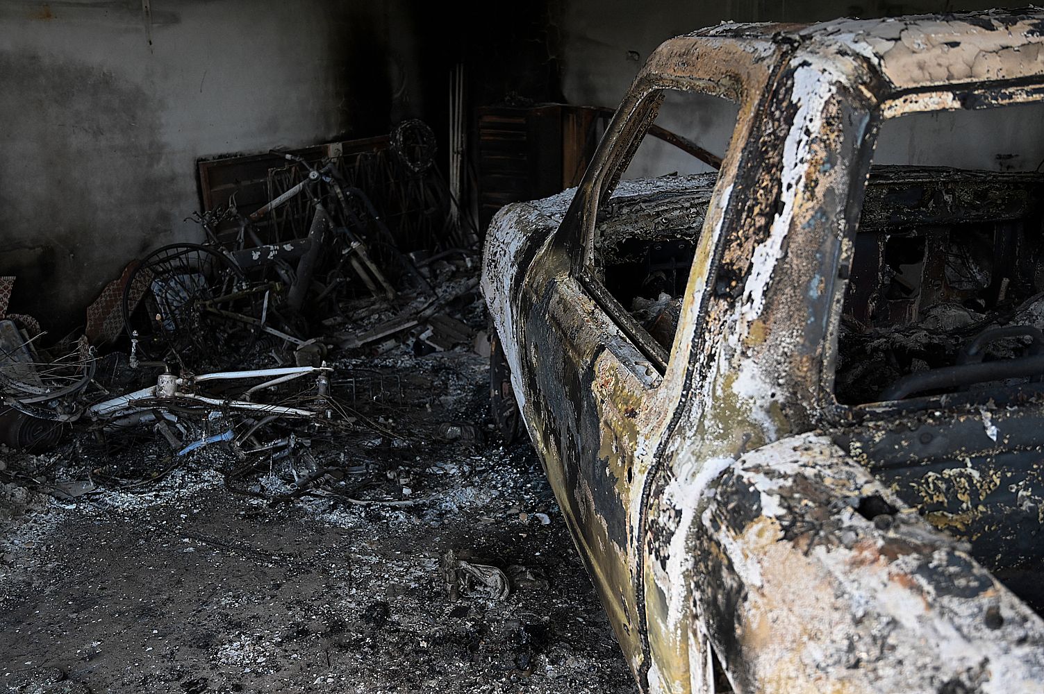 Un automóvil quemado es visto en la casa del ciudadano italiano Giorgio Scanu en el municipio de Santa Ana de Yusguare en Choluteca. Foto Prensa Libre: AFP.