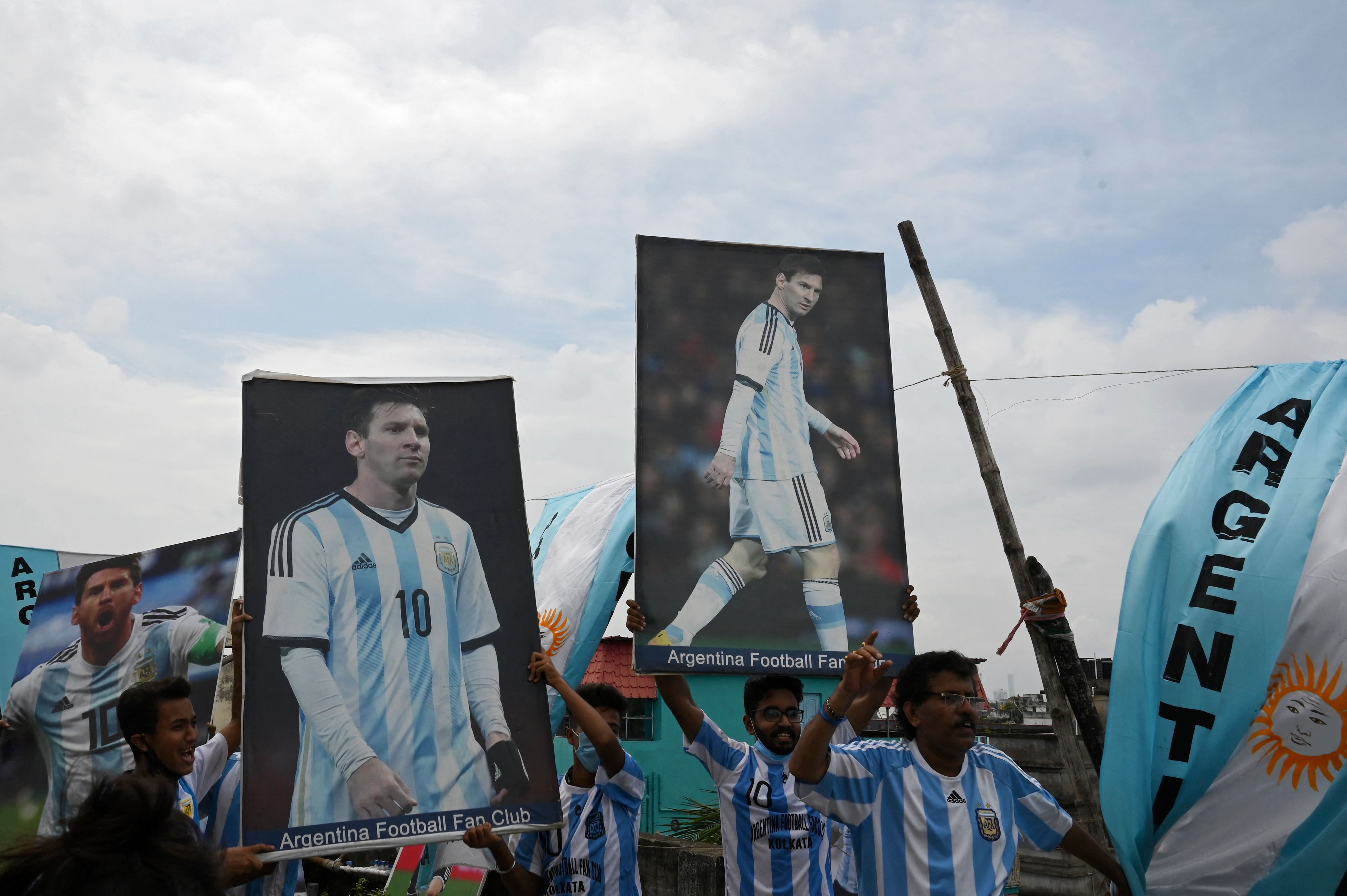 Fanáticos de Argentina manifiestan su apoyo al capitán, Leo Messi, antes de la final de Copa America ante Brasil. (Foto Prensa Libre: AFP)