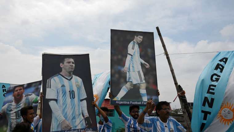 Fanáticos de Argentina manifiestan su apoyo al capitán, Leo Messi, antes de la final de Copa America ante Brasil. (Foto Prensa Libre: AFP)