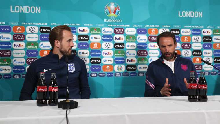 Gareth Southgate (R) y Harry Kane en conferencia de prensa antes de enfrentar a Italia en la final de la Eurocopa. (Foto Prensa Libre: AFP)