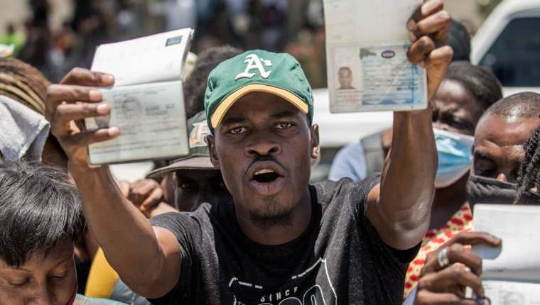 Haitianos solicitan asilo en la embajada de EE. UU. en su país, luego de la crisis política desatada por el magnicidio del presidente Jovenel Moise. AFP