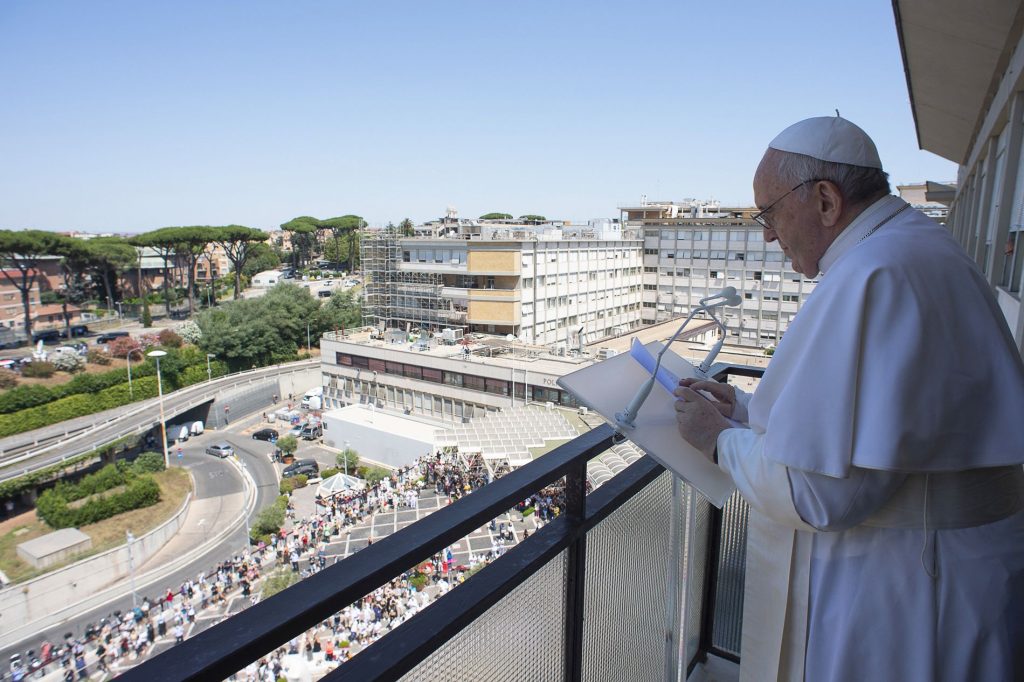 Imagen proporcionada por los medios del Vaticano muestran al Papa saludando desde el balcón. Foto: AFP/Vaticano Media