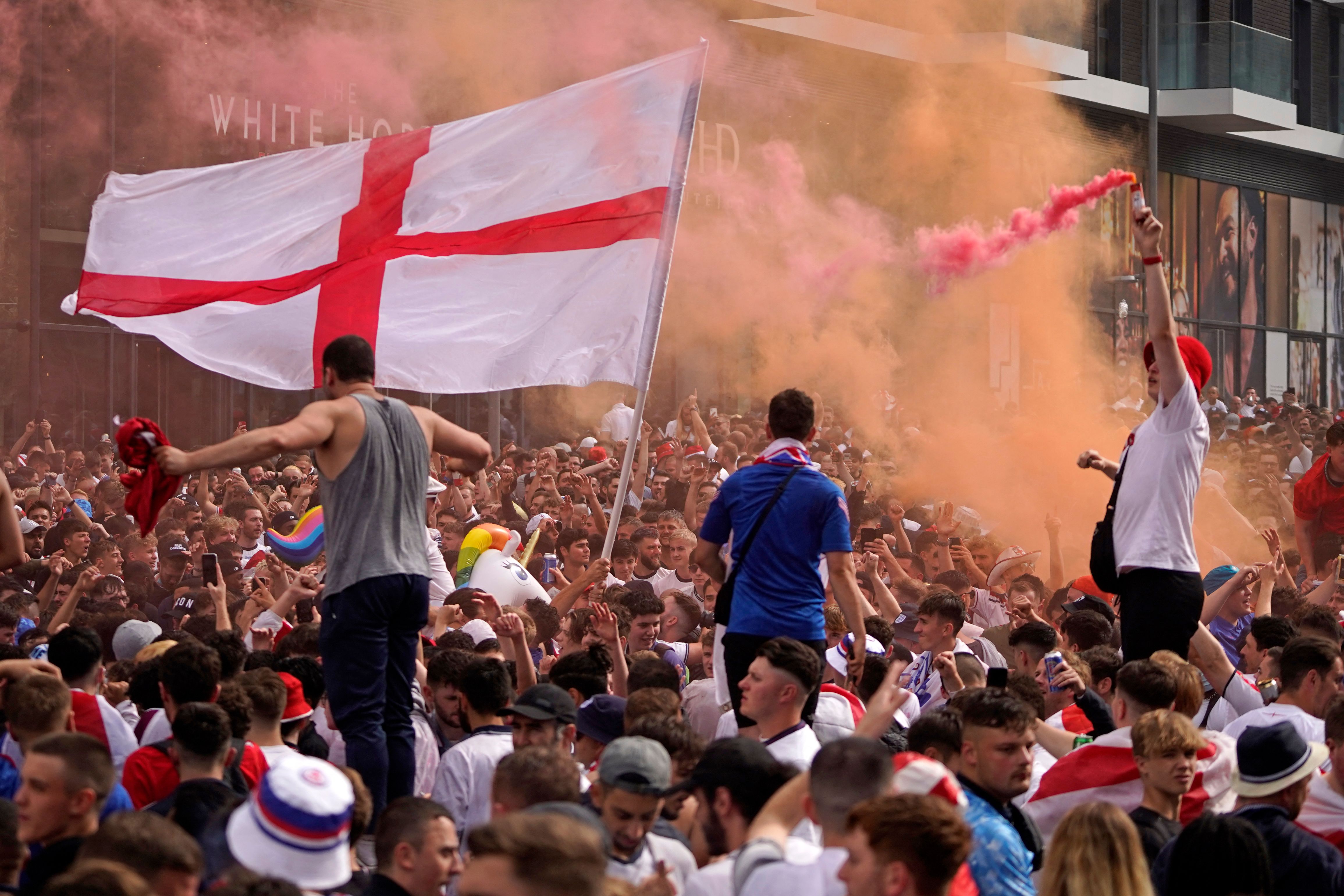 Fans de Inglaterra afuera del estadio de la final, Wembley en completa algarabía. (Foto Prensa Libre: AFP)