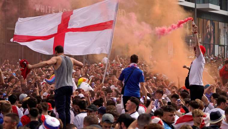 Fans de Inglaterra afuera del estadio de la final, Wembley en completa algarabía. (Foto Prensa Libre: AFP)