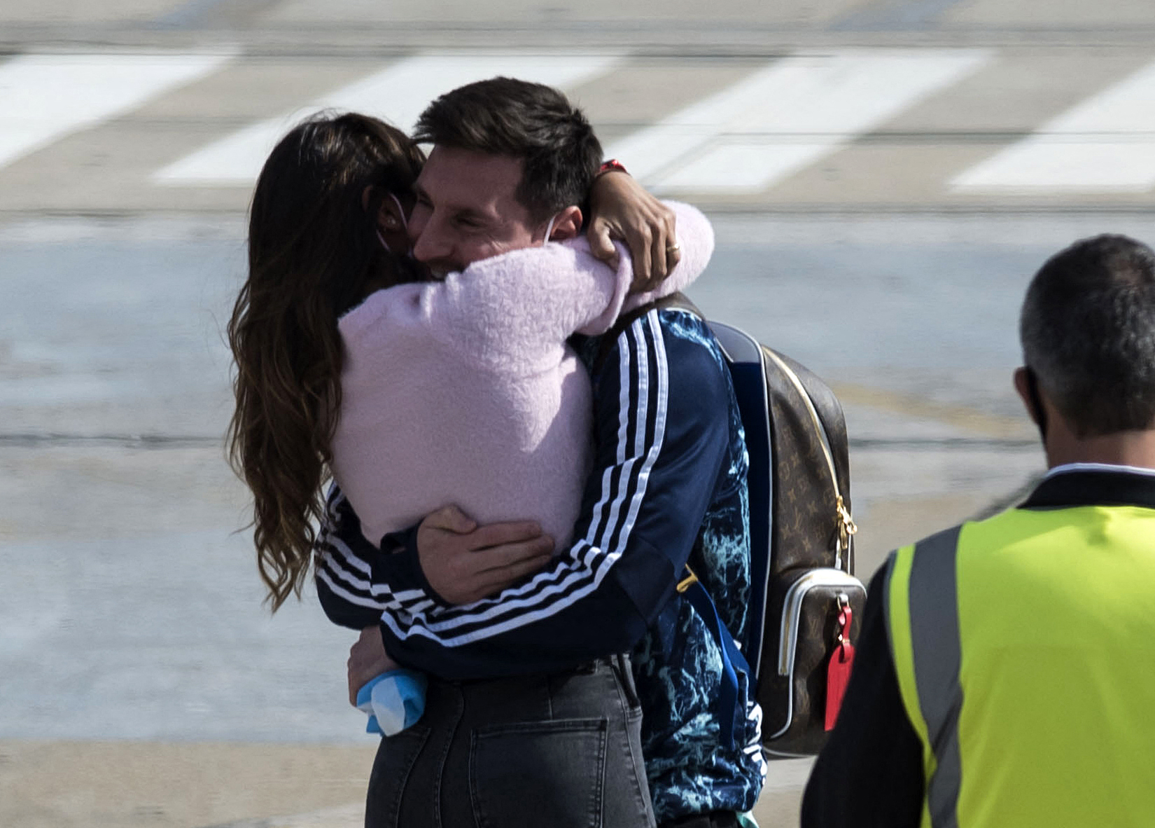 Lionel Messi fundido en brazos con su esposa Antonella Roccuzzo en su llegada al aeropuerto Islas Malvinas en Rosario, Santa Fe provincia, Argentina. (Foto Prensa Libre: AFP)