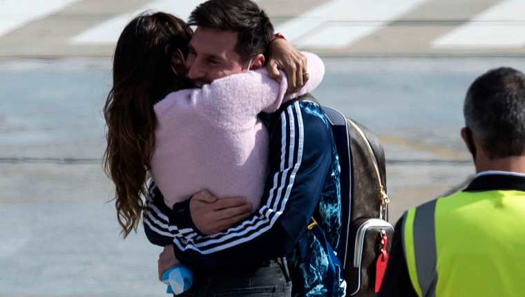 Lionel Messi fundido en brazos con su esposa Antonella Roccuzzo en su llegada al aeropuerto Islas Malvinas en Rosario, Santa Fe provincia, Argentina. (Foto Prensa Libre: AFP)