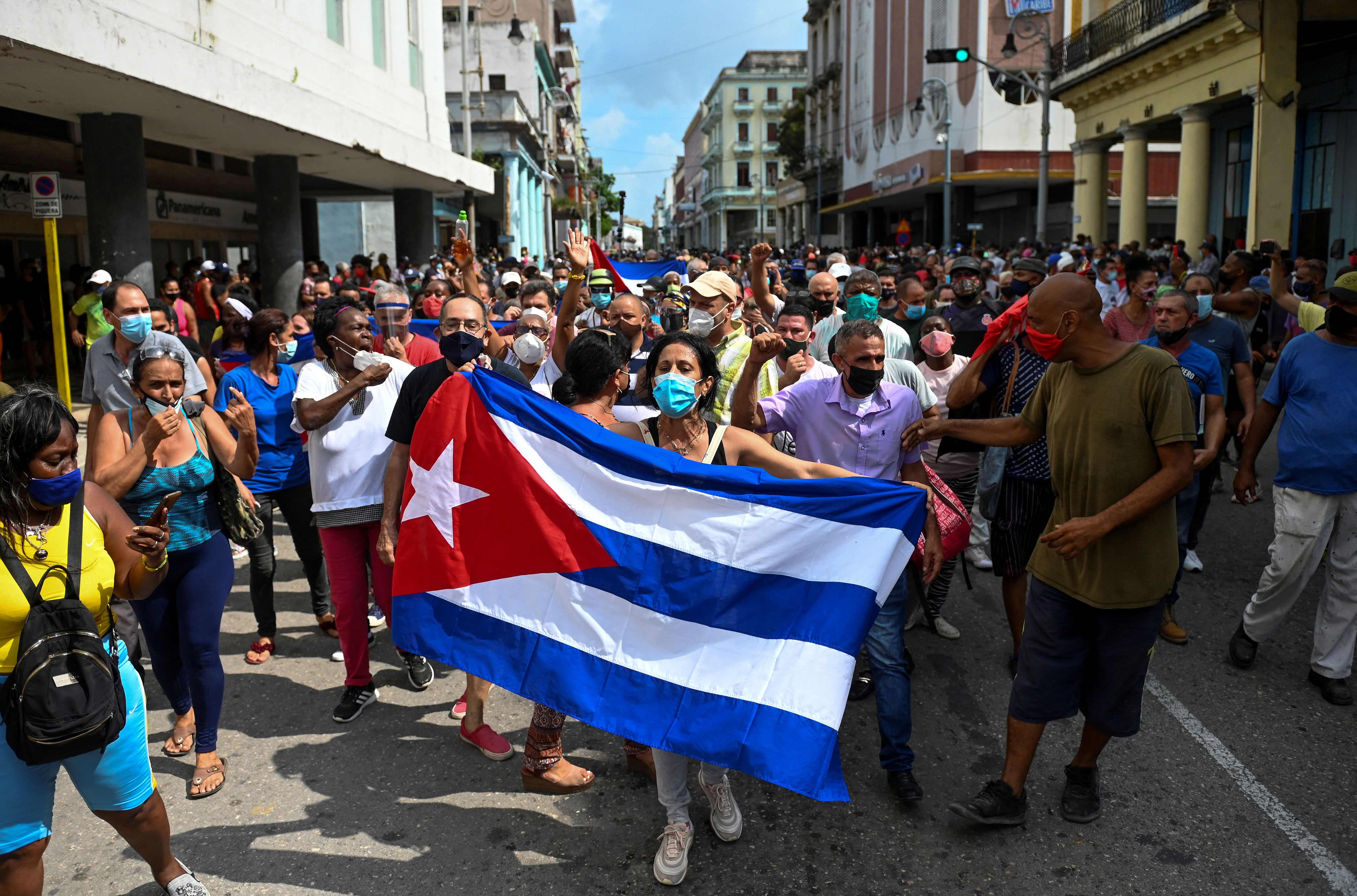 Los cubanos salieron a las calles a protestar en contra del contra el Gobierno al grito de "¡abajo la dictadura!". (Foto Prensa Libre: AFP)