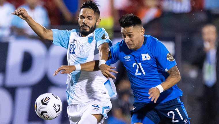 Jose Morales y el salvadoreño Bryan Tamacas disputan el control del balón. (Foto Prensa Libre: AFP)