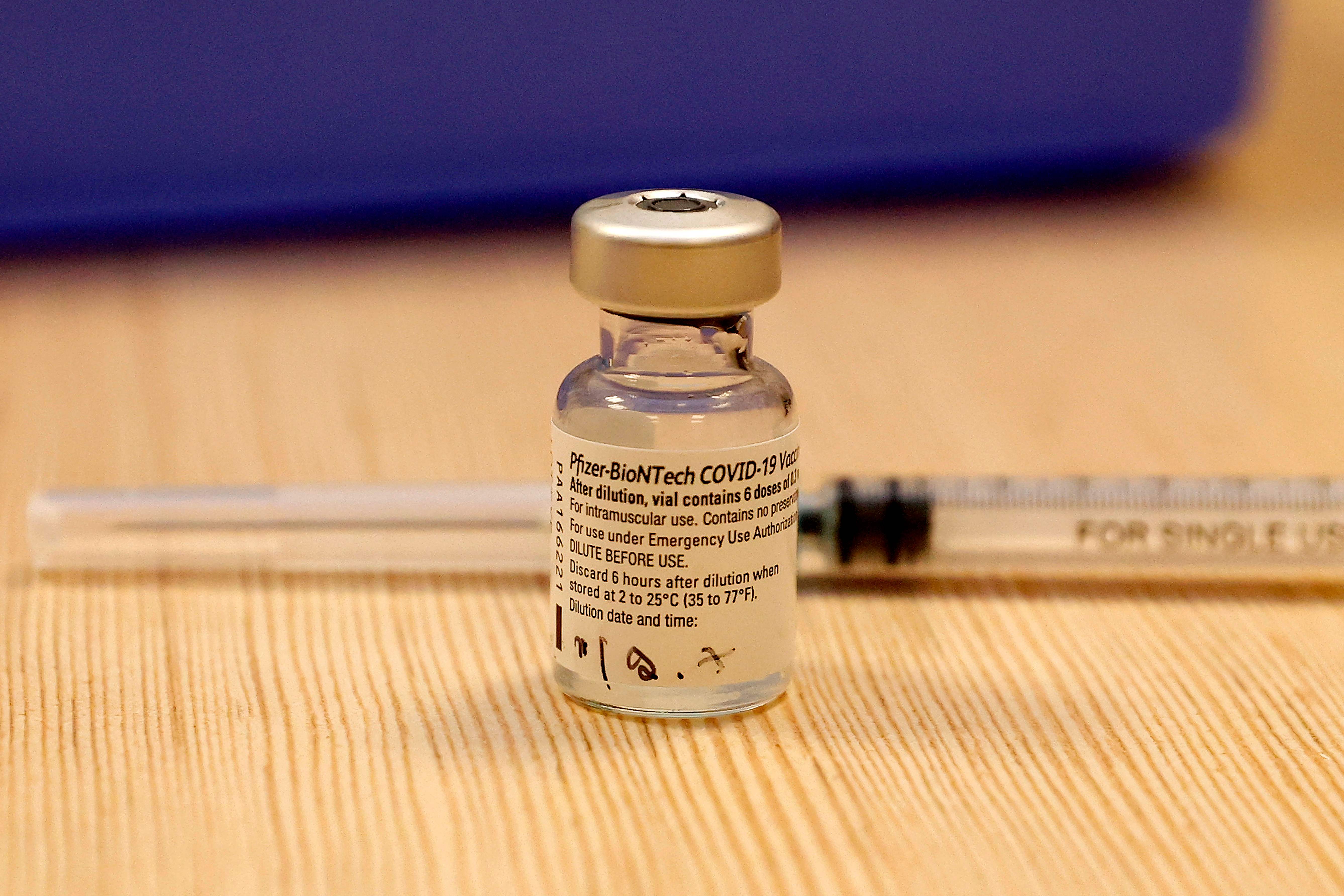Los científicos alemanes de origen turco consideran que la mejor manera de abordar la vacunación es con un enfoque basado en la transparencia. (Foto Prensa Libre: AFP)