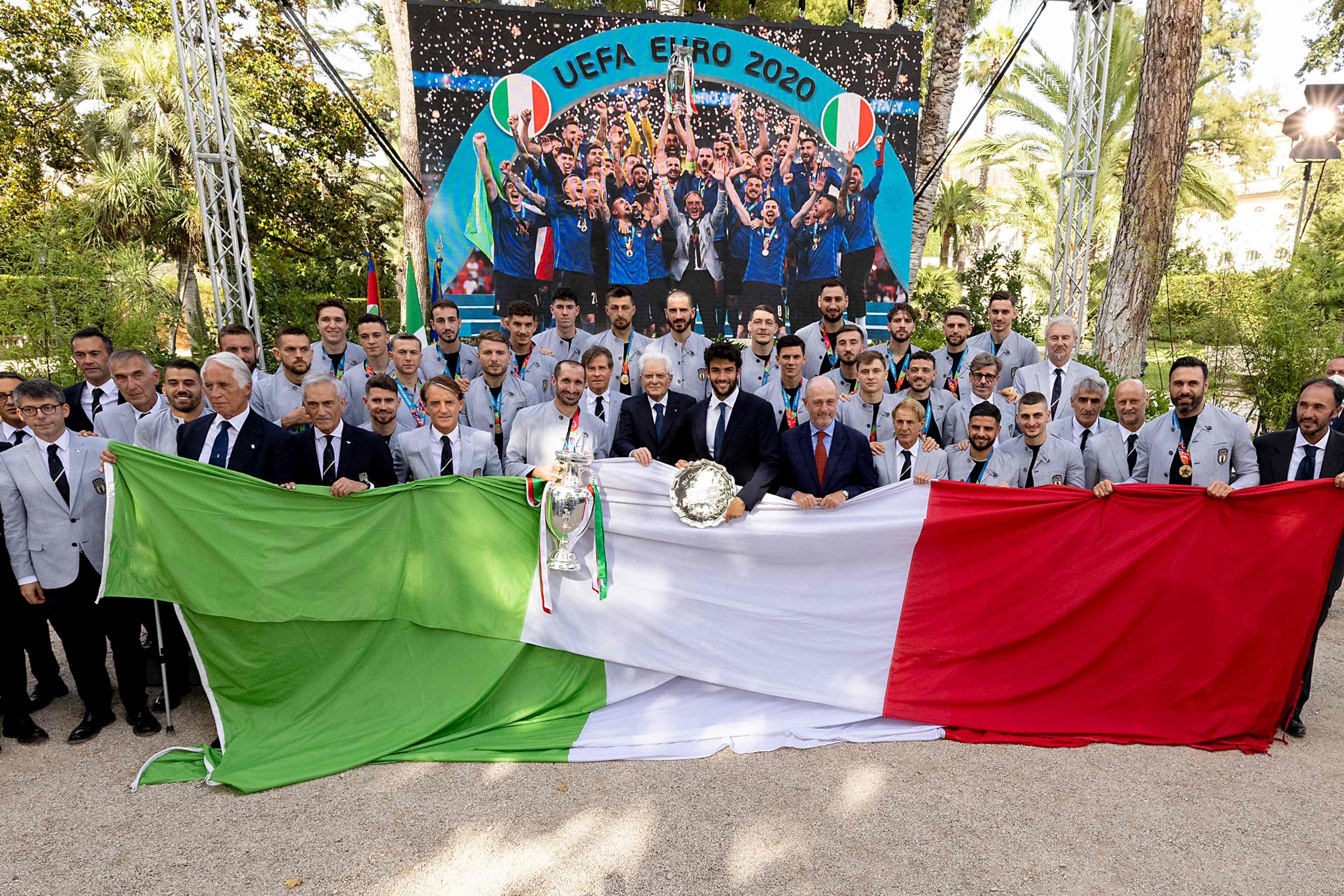 Los integrantes de la Selección de Italia, campeones de Europa, recibirán un premio de 250 mil euros. Este lunes 12 de julio los recibieron diversas autoridades italianas. Foto Prensa Libre: AFP.