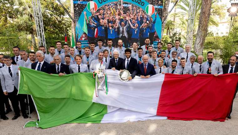 Los integrantes de la Selección de Italia, campeones de Europa, recibirán un premio de 250 mil euros. Este lunes 12 de julio los recibieron diversas autoridades italianas. Foto Prensa Libre: AFP.