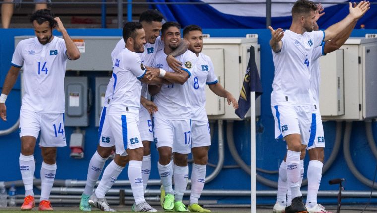 Teamates celebrate with El Salvador's midfielder Jairo Henriquez (17) after scoring a goal in the 30th minute during the first half of the CONCACAF Gold Cup group stage football match between El Salvador and Trinidad and Tobago on July 14, 2021 in Frisco, Texas. (Photo by Andy JACOBSOHN / AFP)