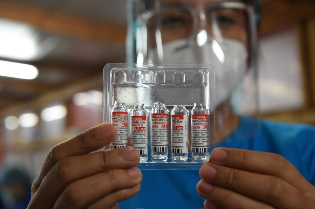 La falta de dosis de la vacuna rusa para completar la inmunización ha puesto en jaque a varios países de América. (Foto Prensa Libre: AFP)