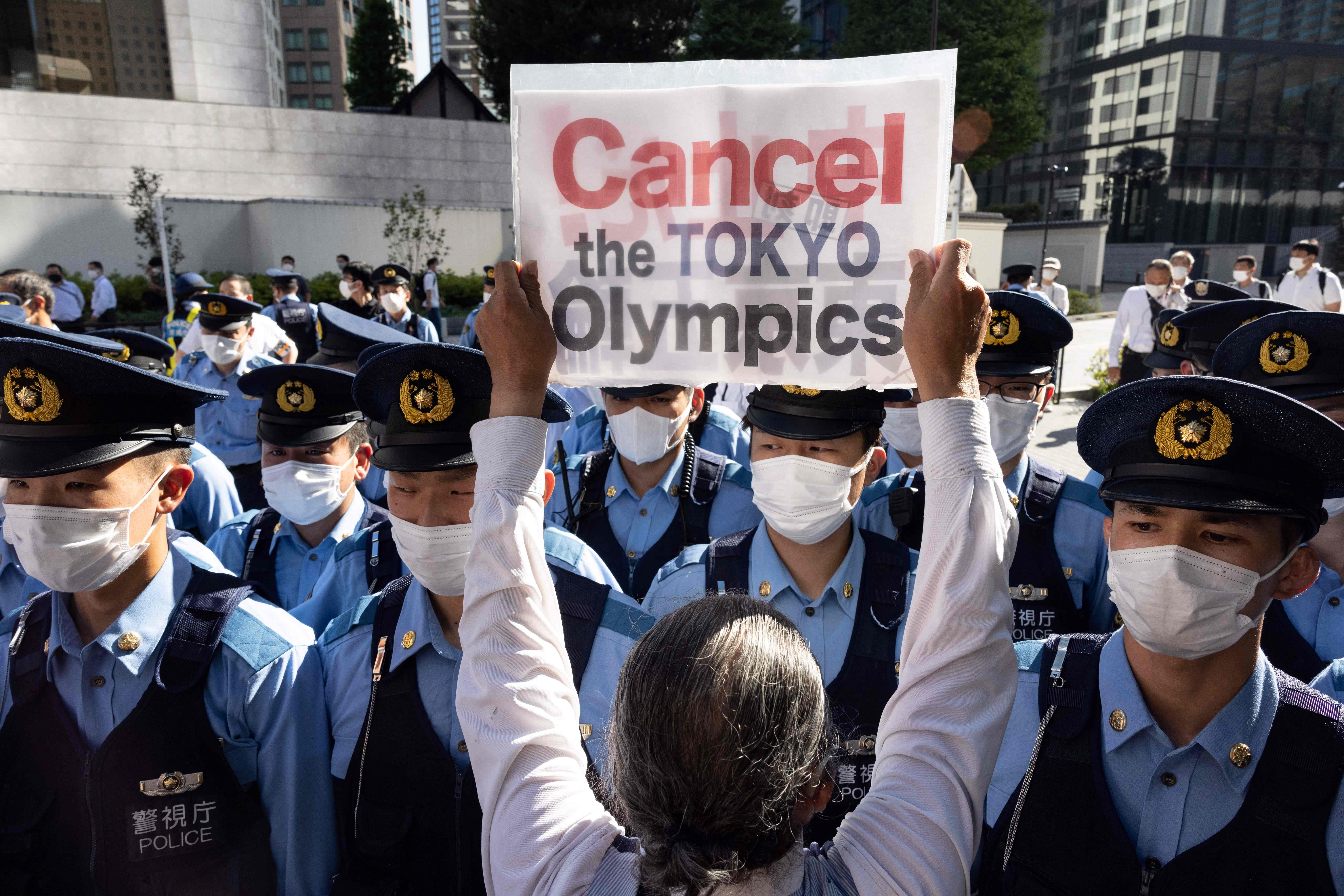 La policía japonesa bloquea un pequeño grupo de activistas que se dirigían al hotel del presidente del Comité Olímpico Internacional, Thomas Bach. (Foto Prensa Libre: AFP)