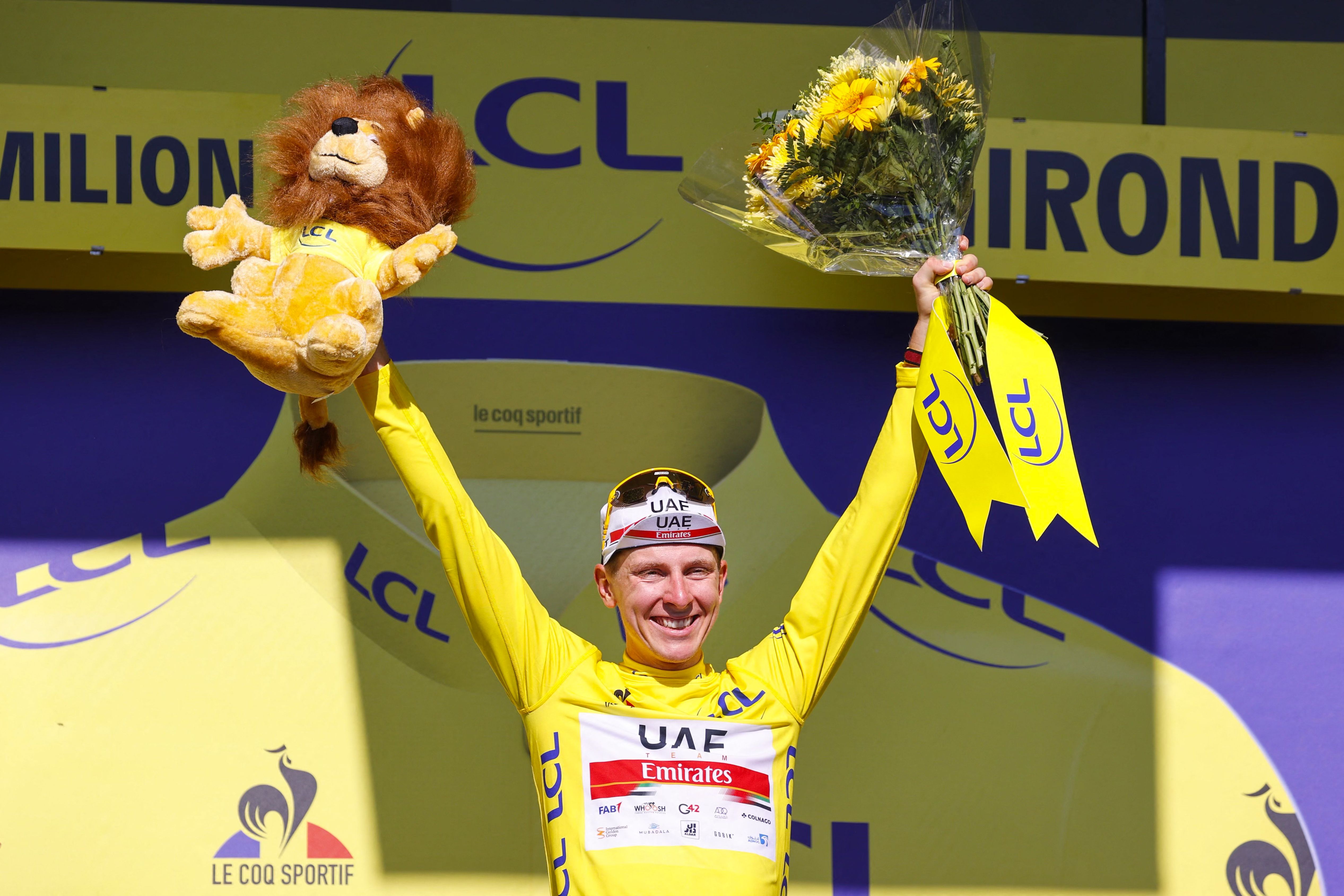 El esloveno Tadej Pogacar celebra en el podio al final de la etapa 20 en el Tour de Francia. (Foto Prensa Libre: AFP)