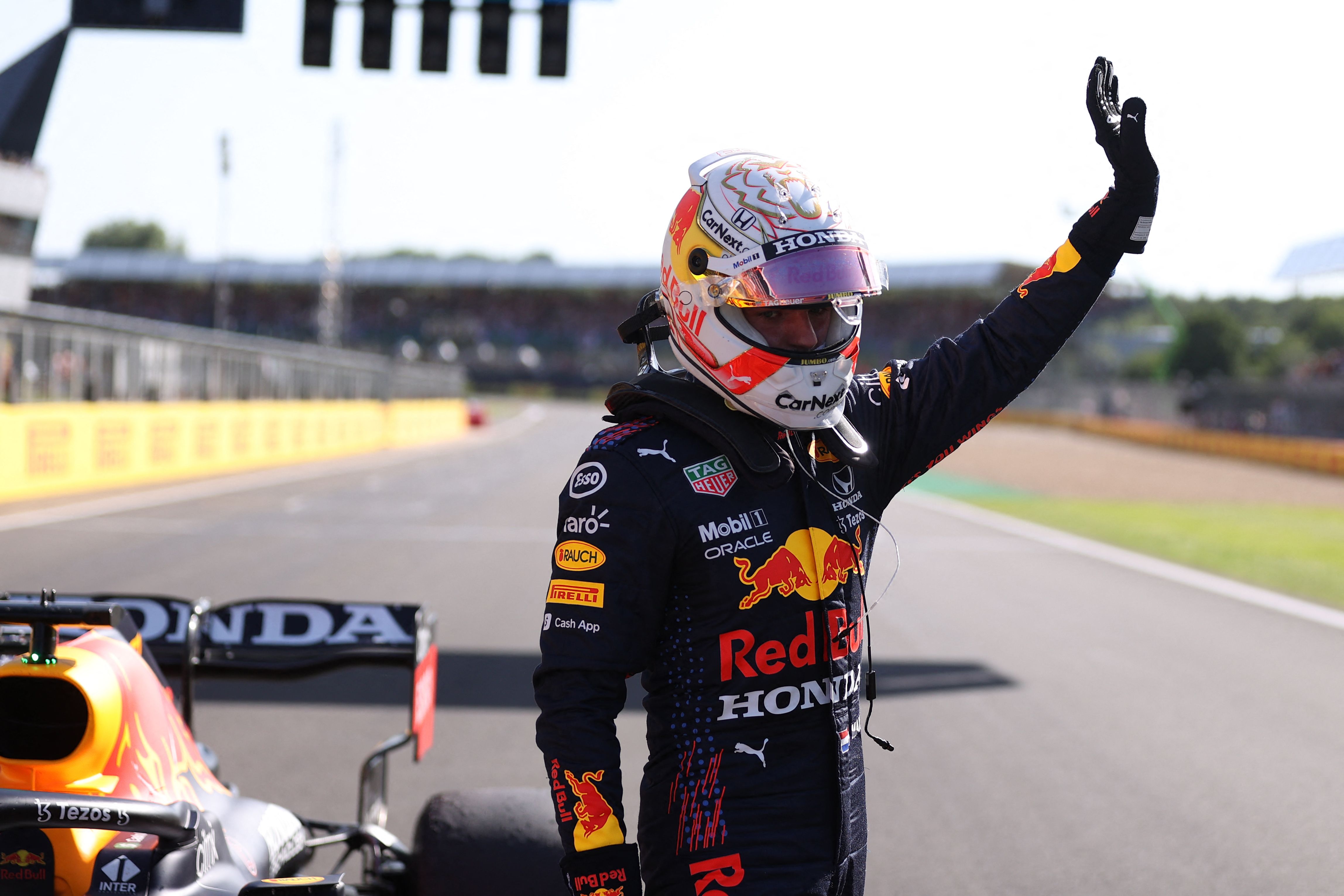 El conductor de Red Bull, Max Verstappen saluda después dela carrera a sprint del British Grand Prix en Silverstone Inglaterra. (Foto Prensa Libre: AFP)