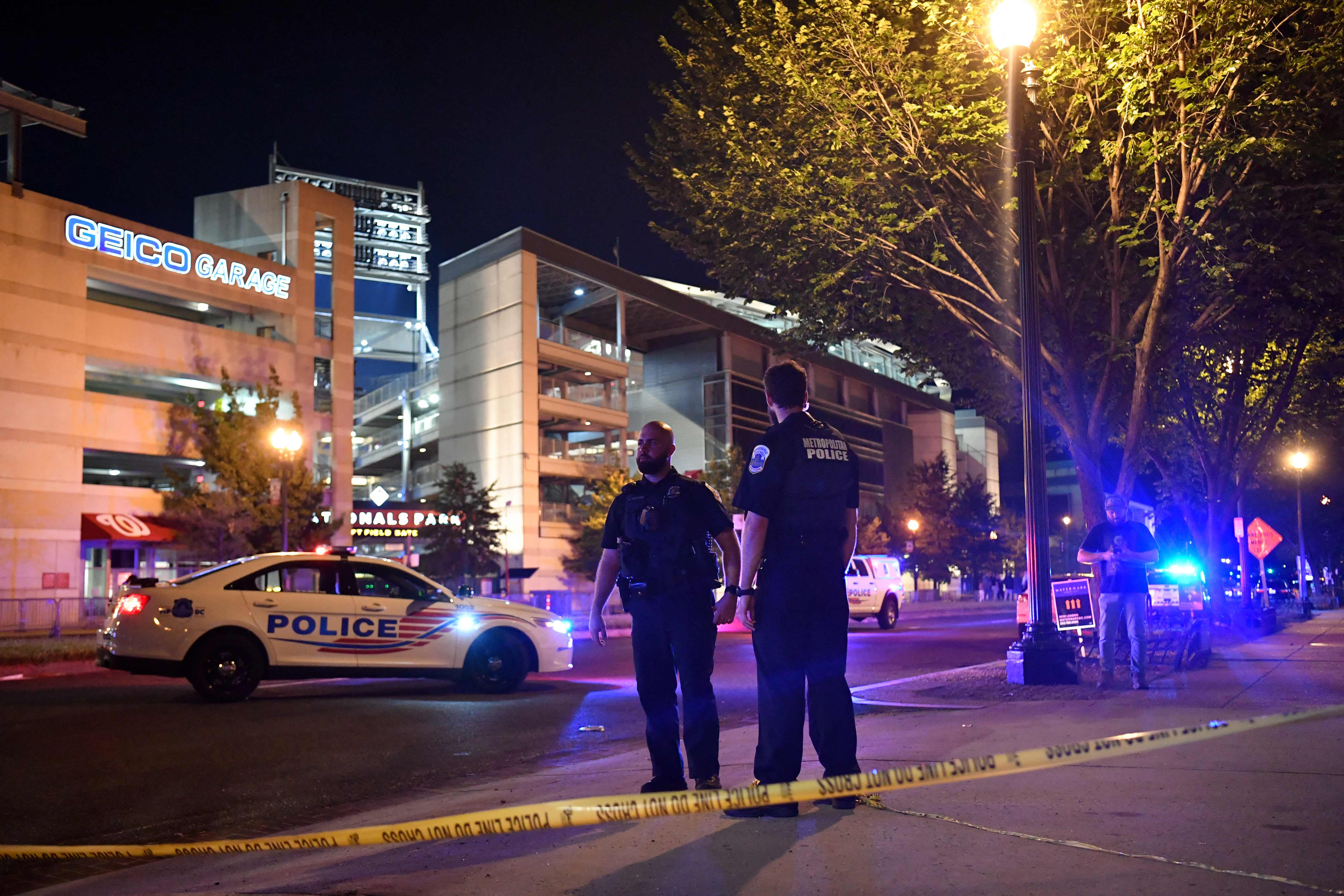 Los oficiales de policía patrullan una calle cerca del estadio del Nationals Park cuando el juego entre los Washington Nationals y los San Diego Padres fue suspendido debido a un tiroteo fuera del estadio en Washington. Foto Prensa Libre: AFP.
