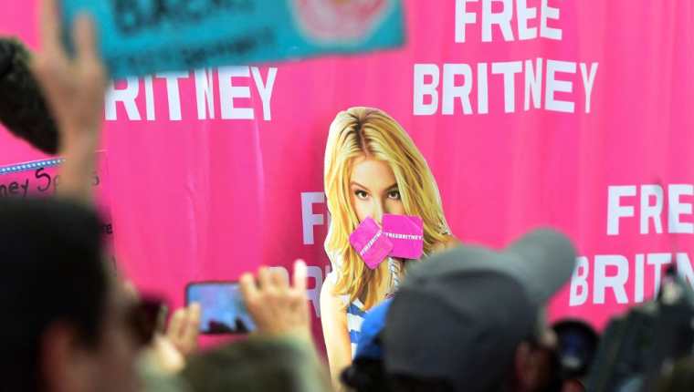 La tutela del padre de la cantante Britney Spears ha abierto un debate sobre las leyes. Manifestación a favor de la cantante de pop.  (Foto Prensa Libre: AFP)