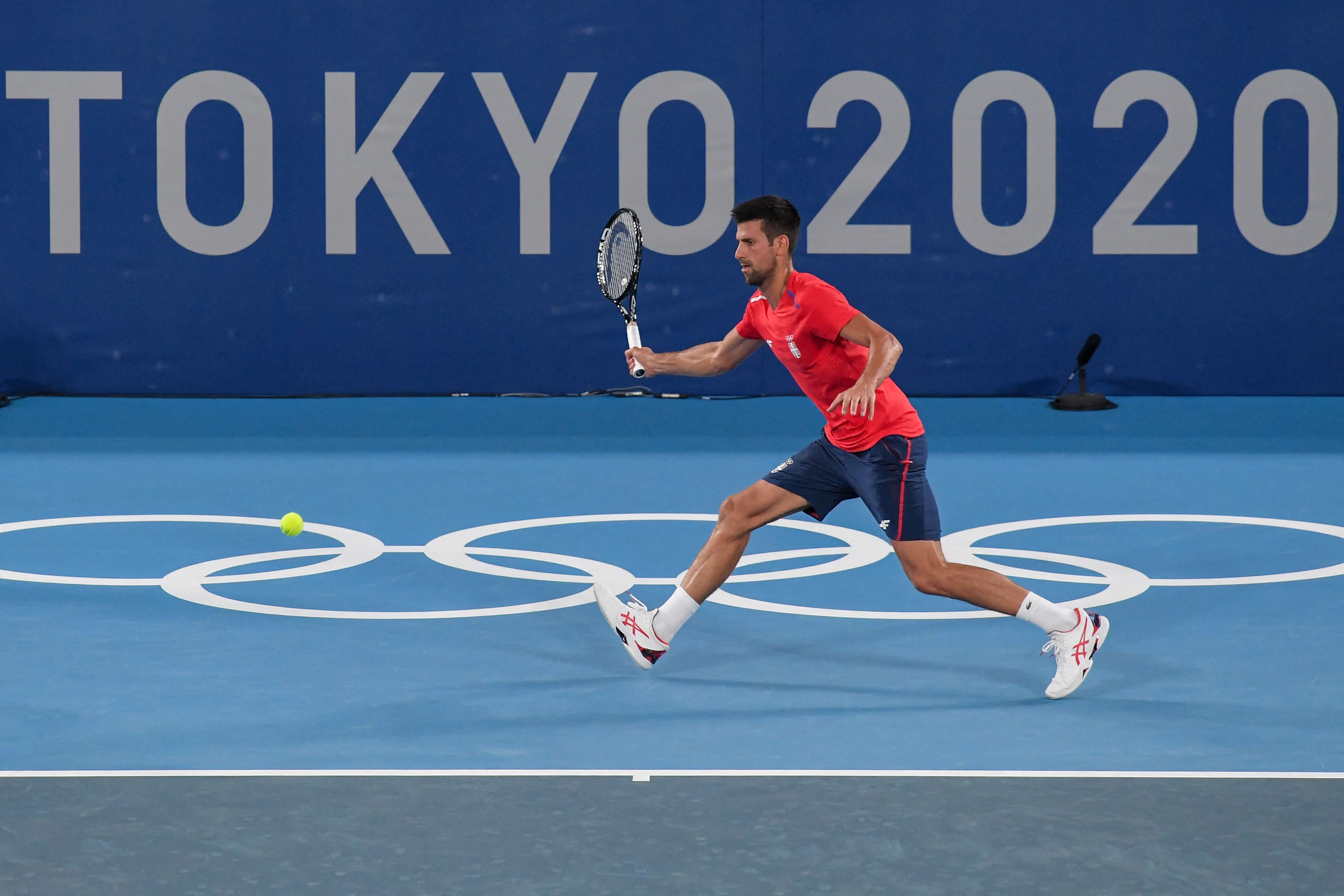 El serbio Novak Djokovic durante un práctica en el Ariake Tennis Park antes de su participación en los Juegos Olímpicos de Tokio 2020. Foto Prensa Libre: AFP.