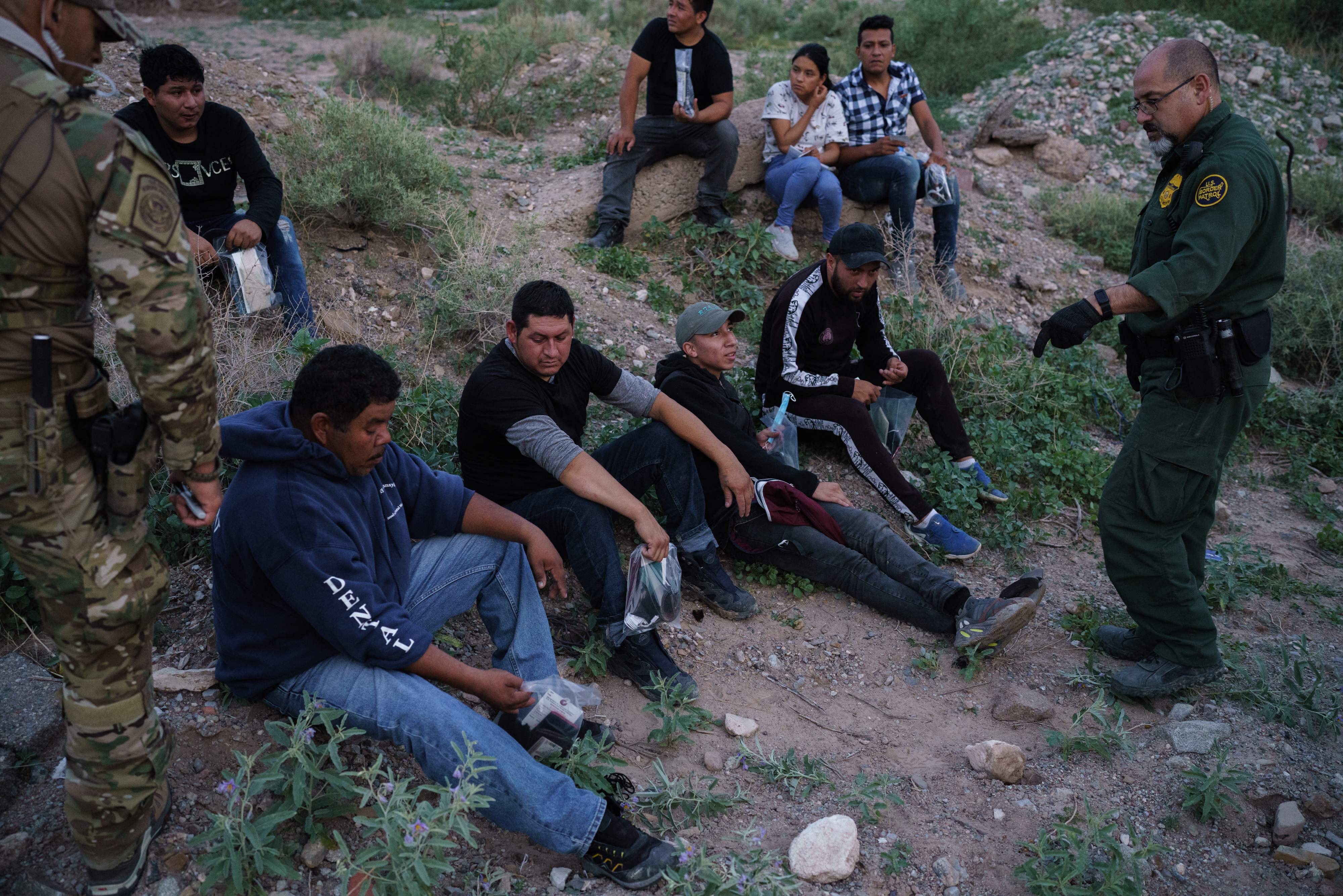 Agentes de la Patrulla Fronteriza arrestan a un grupo de migrantes en un área semi desértica de Nuevo México. (Foto Prensa Libre: AFP)