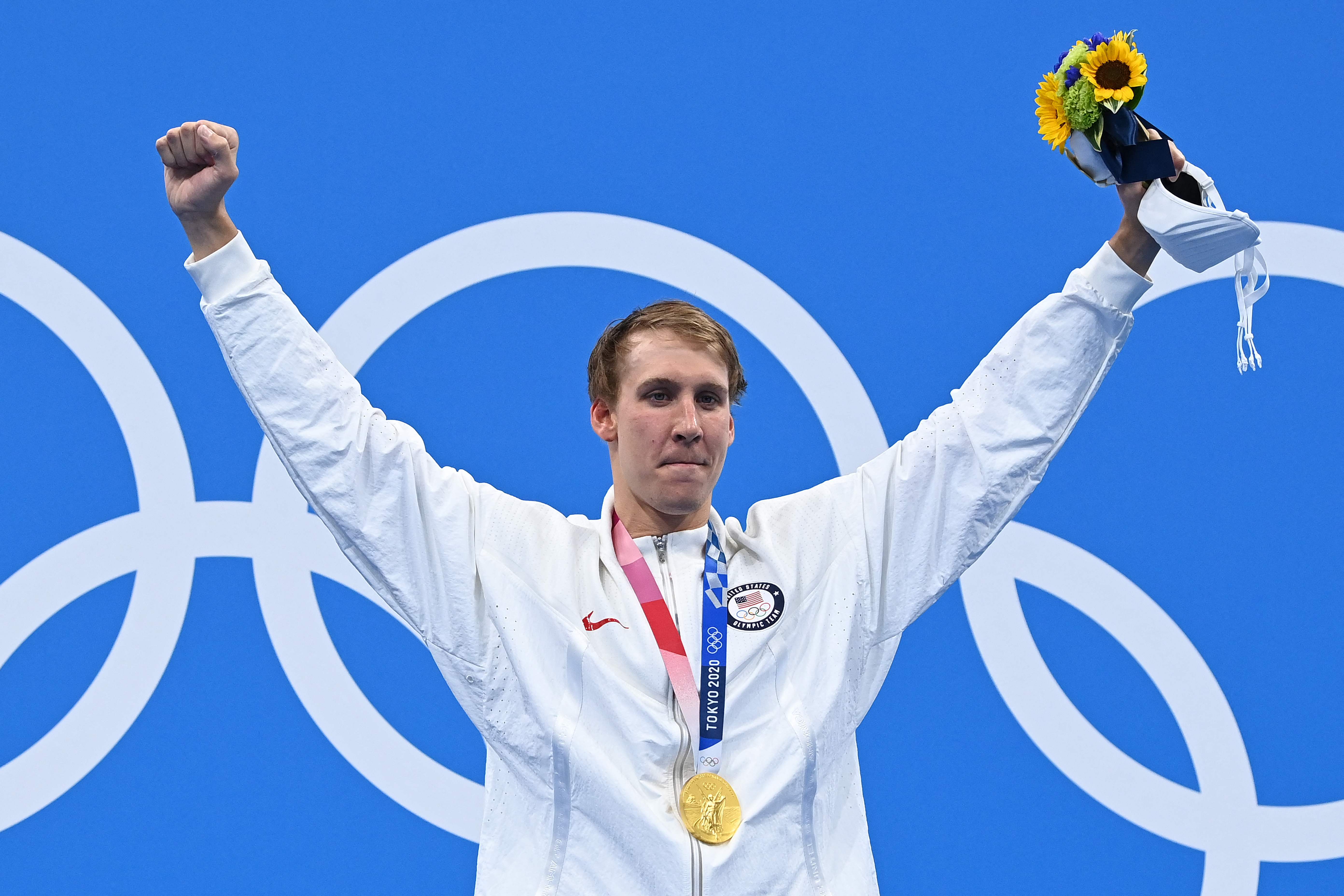 USA's Chase Kalisz poses with his gold medal after winning the final of the men's 400m individual medley swimming event during the Tokyo 2020 Olympic Games at the Tokyo Aquatics Centre in Tokyo on July 25, 2021. (Photo by Jonathan NACKSTRAND / AFP)