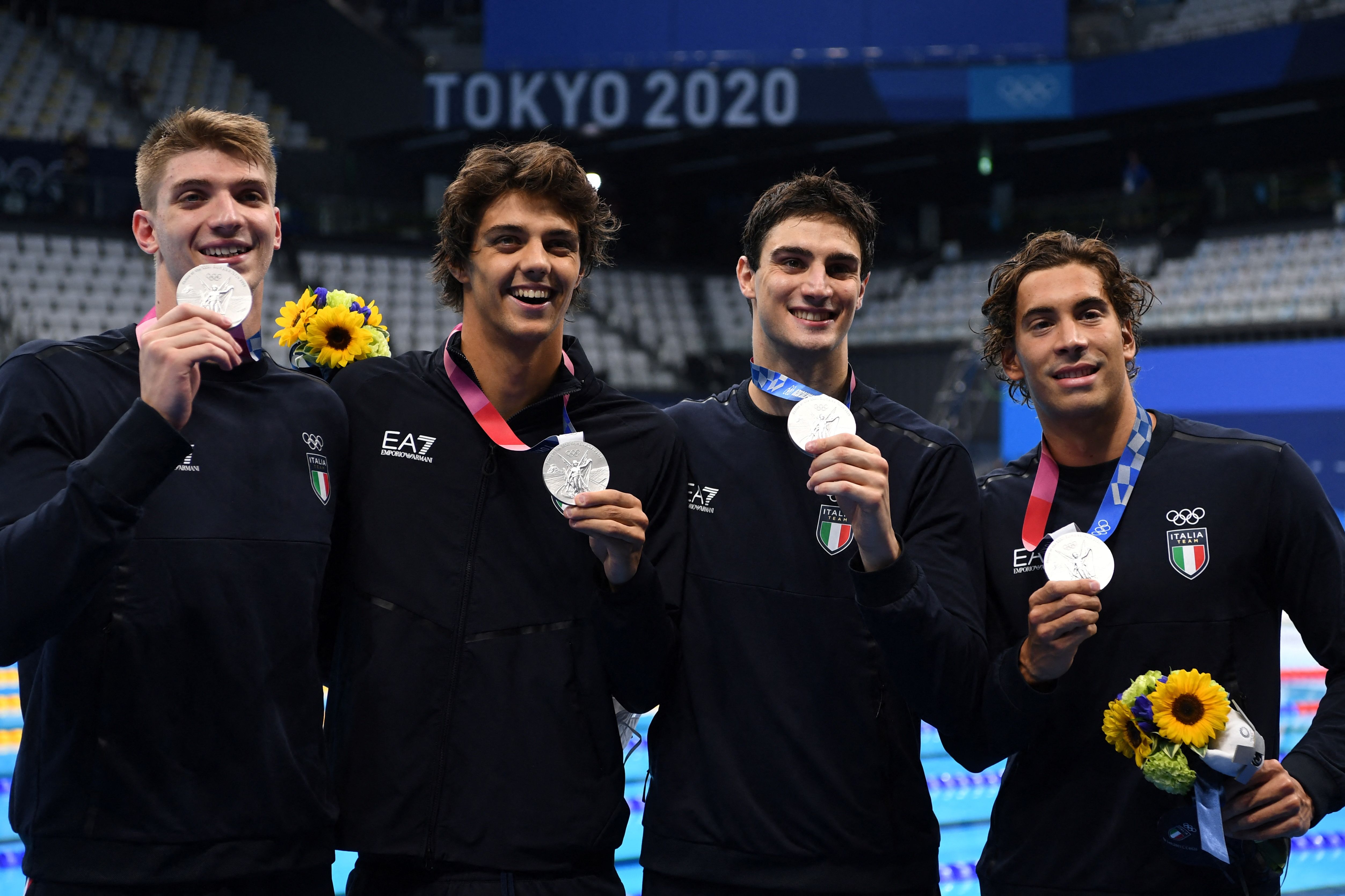 Lorenzo Zazzeri posa junto a su equipo con las medallas ganadas en Tokio. Foto Prensa Libre (AFP)