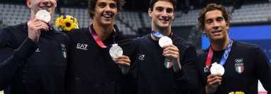 Lorenzo Zazzeri posa junto a su equipo con las medallas ganadas en Tokio. Foto Prensa Libre (AFP)